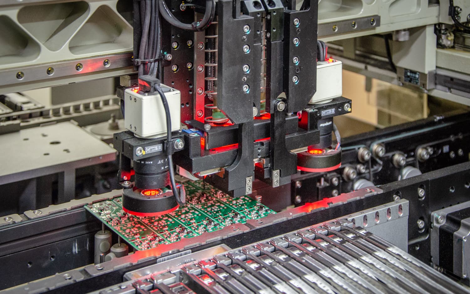 один из автоматов поверхностного монтажа радиоэлементов