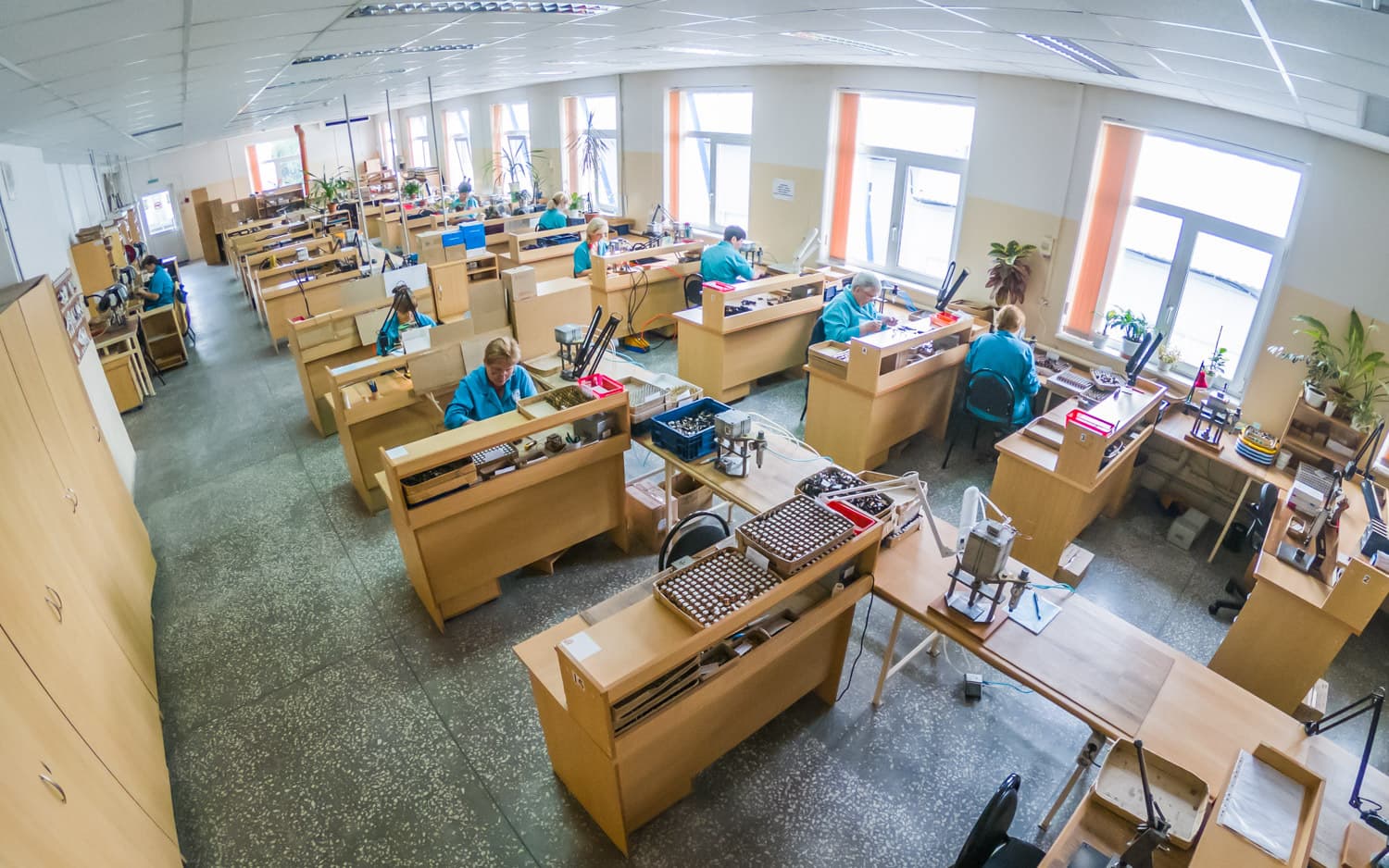 сборочный цех и ОТК автомобильных реле